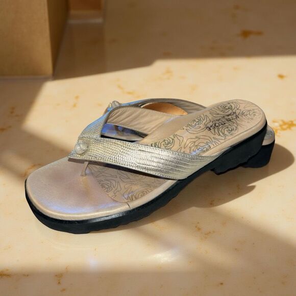 Taryn Rose Tyra Crinkle Metallic Leather Sandals Silver/Tan Size 38.5 US 8 - Picture 1 of 5